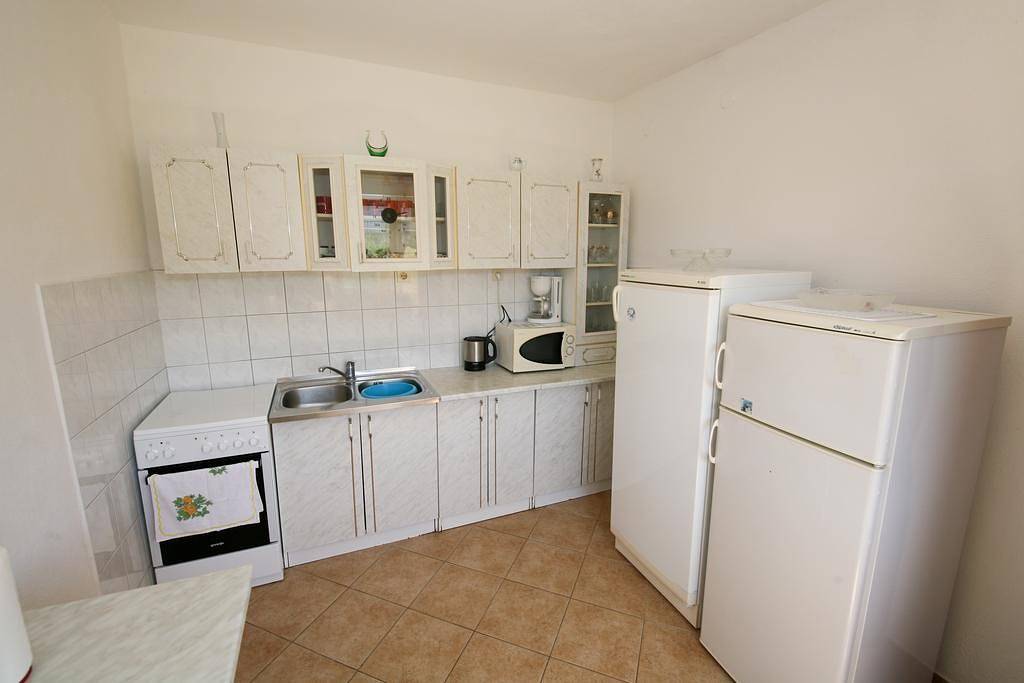 Ganze Wohnung, Vier-Zimmer-Apartment mit Terrasse und Strandlage in Slatine, Ciovo