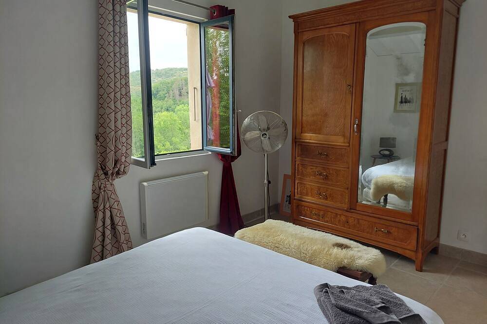 Cliff View and Private Pool with breathtaking views at Saint Antonin Noble Val in Saint-Antonin-Noble-Val, Tarn-et-Garonne