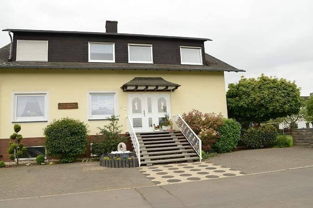 Ganze Wohnung, Haus Kotthoff - 5-Bettwohnung mit 2 sep. Schlafzimmern in Valwig, Cochem-Zell