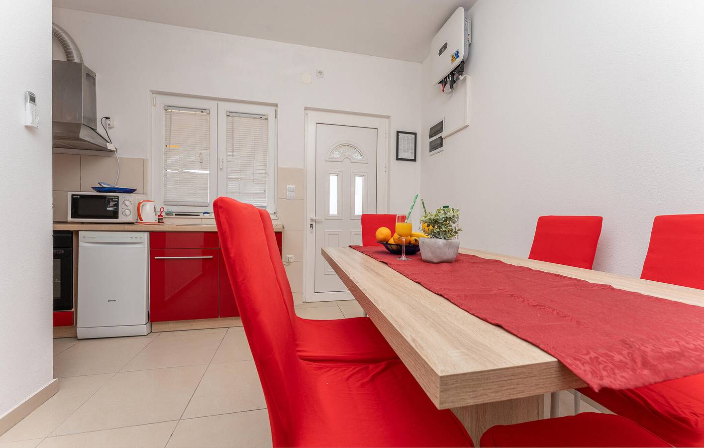 Ganze Ferienwohnung, Ferienwohnung für 4 Personen mit Pool in Pakostane, Zadar