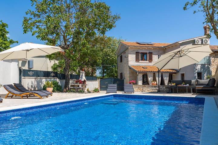 Ferienhaus für 8 Personen, mit Garten und Pool