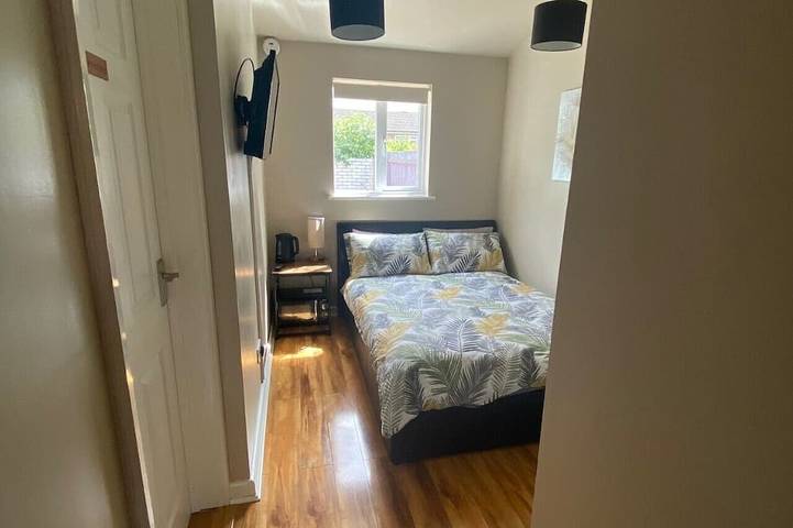 Ganze Wohnung, Private room and bathroom with own entrance near Warwick town ctr in Warwick, Warwickshire