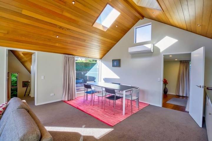 Holiday home for 10 people, with garden and balcony in Queenstown