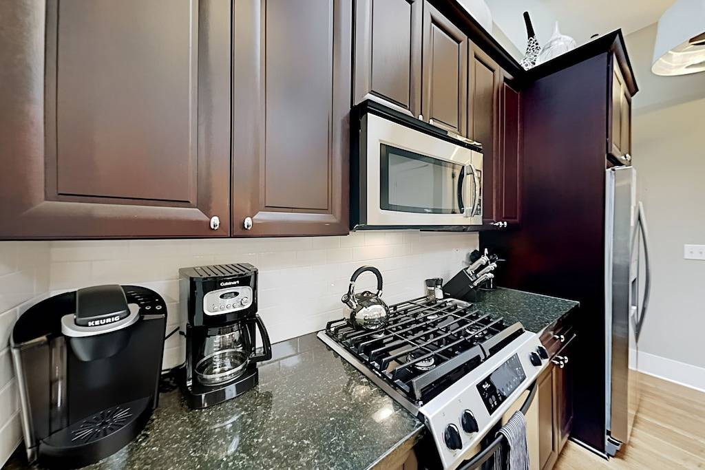 Ganze Wohnung, Updated Downtown Apartment w/ Big Private Balcony -- 2 Blocks to Pack Square in Blue Ridge Parkway, Asheville