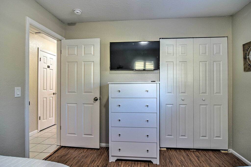 Beach-Style Getaway w/ Lanai ~ 4 Mi to Beaches! in Largo, Pinellas County