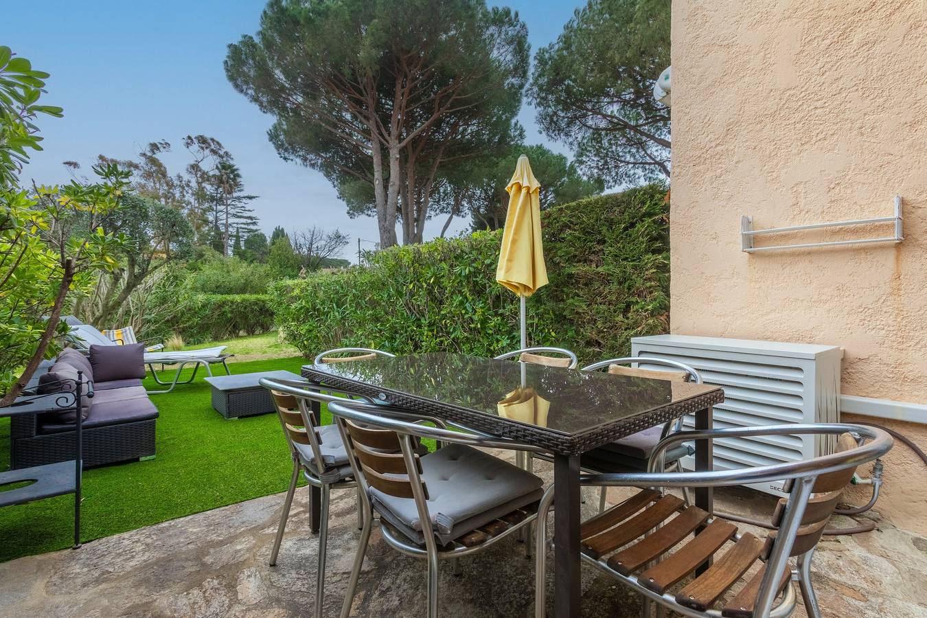 Studio entier, Studio « Saint Clair Pieds Dans L’eau » avec piscine partagée, terrasse privée et climatisation in Le Lavandou, Parc national de Port-Cros