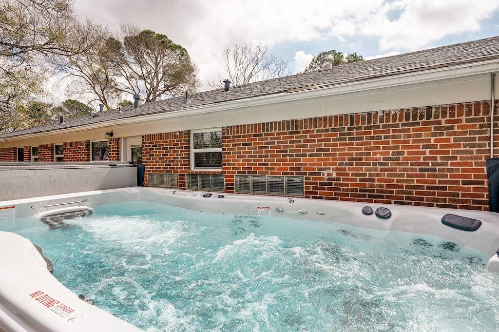 Zentral gelegenes 2200 Quadratmeter großes Haus auf großem Grundstück mit Privatsphäre und großen Pekannussbäumen in Arlington, Tarrant County