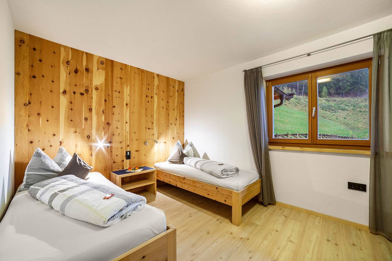Ganze Wohnung, Familienfreundliche Ferienwohnung 'Residence Kalchgruberhof Bergzirbe' mit Seeblick und Wlan in St. Walburg (Ulten), Ulten