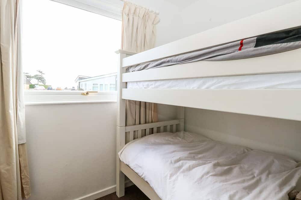 Chalet 150, pet friendly, country holiday cottage in Winterton-On-Sea in Great Yarmouth, The Broads