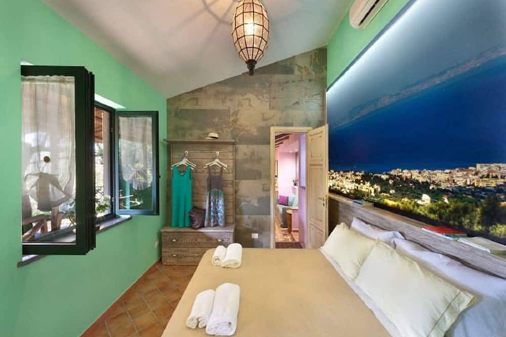 Traditional holiday home for up to 4 people with private pool near Sorrento in Piano di Sorrento, Sorrentine Peninsula