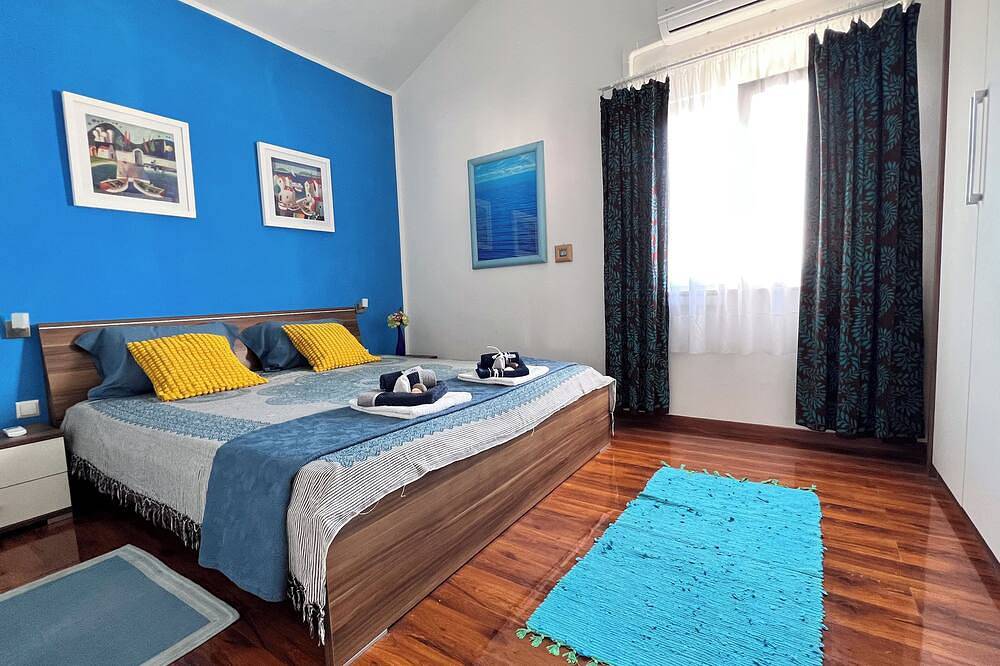 Ganze Wohnung, Penthouse with large terrace 50 m from the beach: an oasis of peace and beauty. in Necujam, Solta