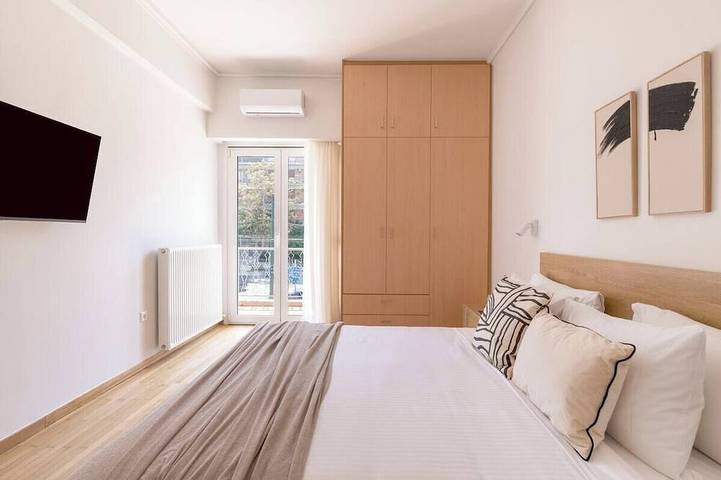 Entire apartment, Chic & Spacious 3Br Apartment at National Museum in Central Section of Athens, Athens