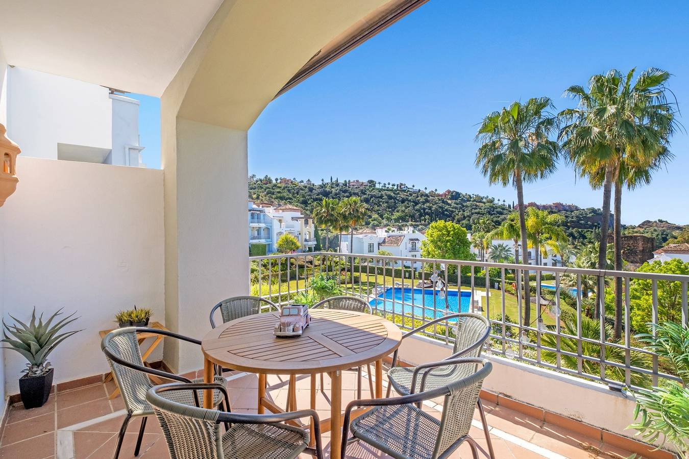 Apartamento entero, Apartamento 'Casa Eva' con piscina compartida, Wi-Fi y aire acondicionado in El Castillo de la Heredia, Benahavís