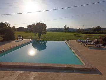 Location de vacances pour 10 personnes, avec terrasse ainsi que vue et piscine à Saint-Front-de-Pradoux