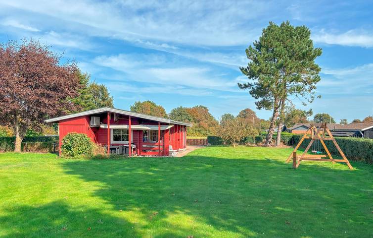 Ferieudlejning for 6 personer, med terrasse og have i Årø