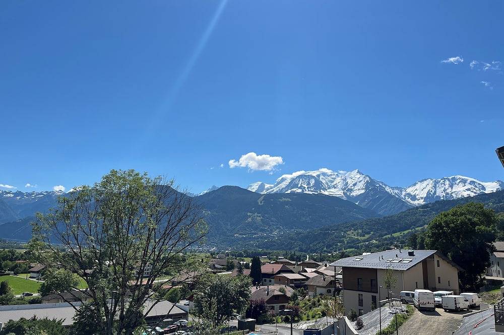 Appartement entier, Appartement panorama Mont-Blanc - 2 personnes - terrasse, wifi, parking réservé in Domancy, Pays du Mont-Blanc