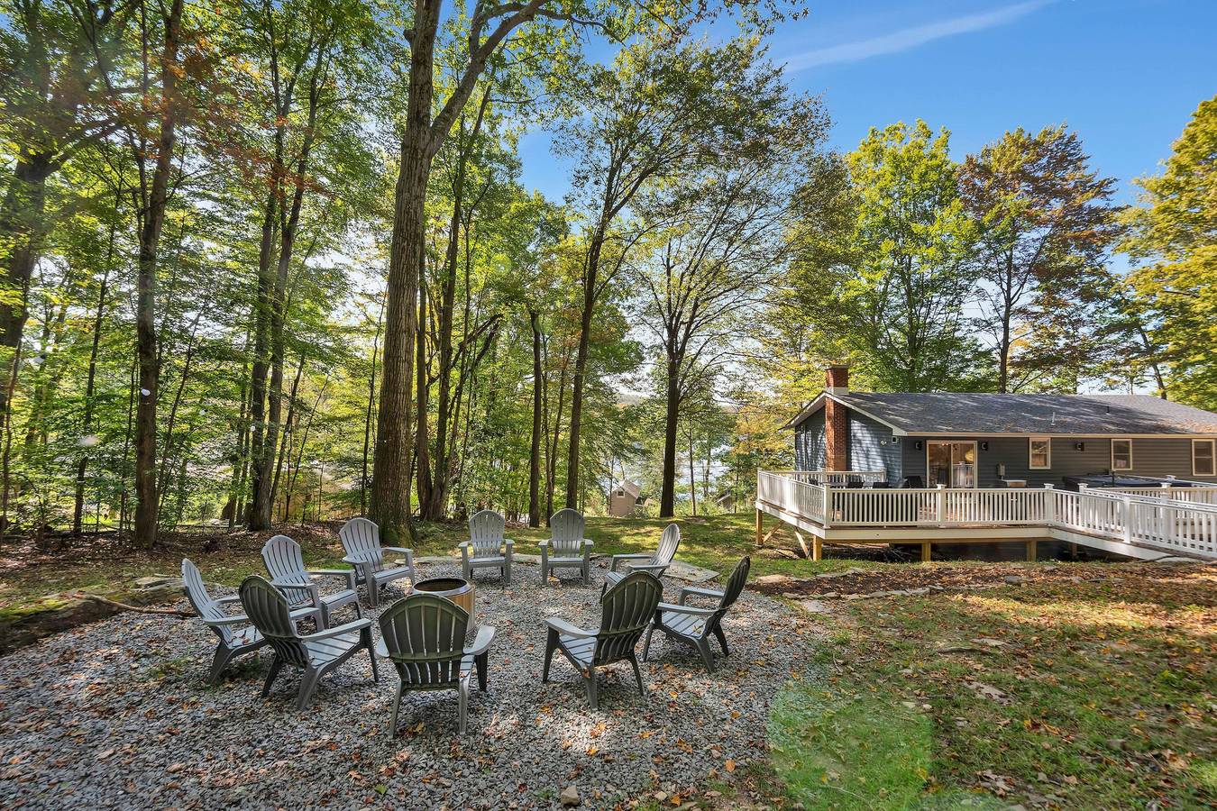 Lakeside, Dock, Hot Tub, Kayaks, Arcade, Playset in Pocono Mountains