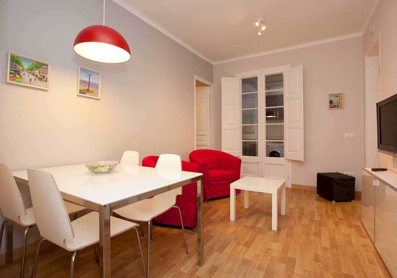 Appartement entier, Appartement de vacances pour 6 personnes avec balcon in District de Sants-Montjuïc, Barcelone