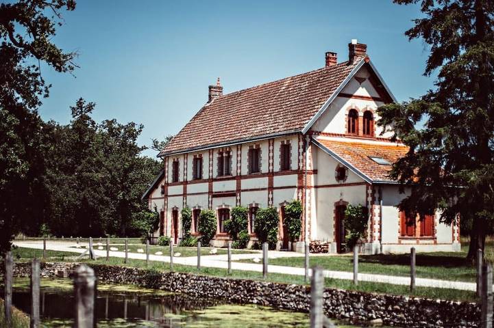 Location de vacances pour 14 personnes, avec jardin ainsi que terrasse et piscine à Ambillou