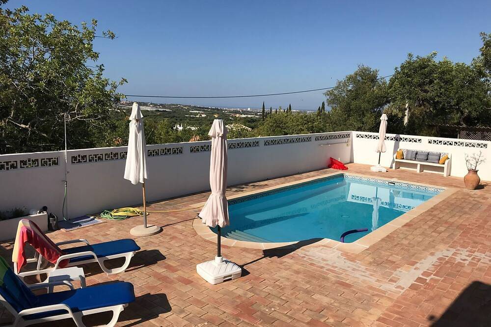 Ruhig gelegene Familienvilla mit Pool und schöner Aussicht bei Faro (+ Wifi/Ac) in Estoi, Faro