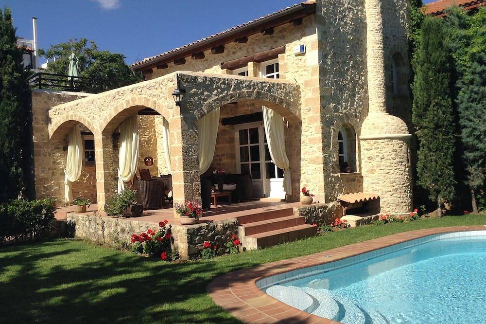 Rock House's Villa Melody Lujosa villa cretense con piscina privada y jardín. in Platanias, Region de Chania