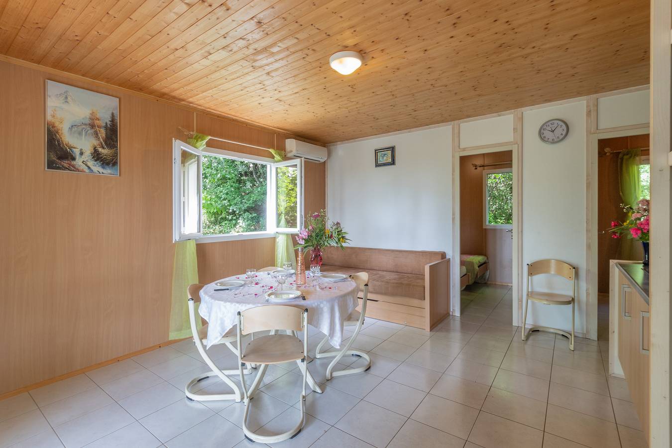 Chalet 'Jordan - Mas Lachamp' avec vue sur les montagnes, piscine partagée et climatisation in Gravières, Parc naturel régional des Monts d'Ardèche