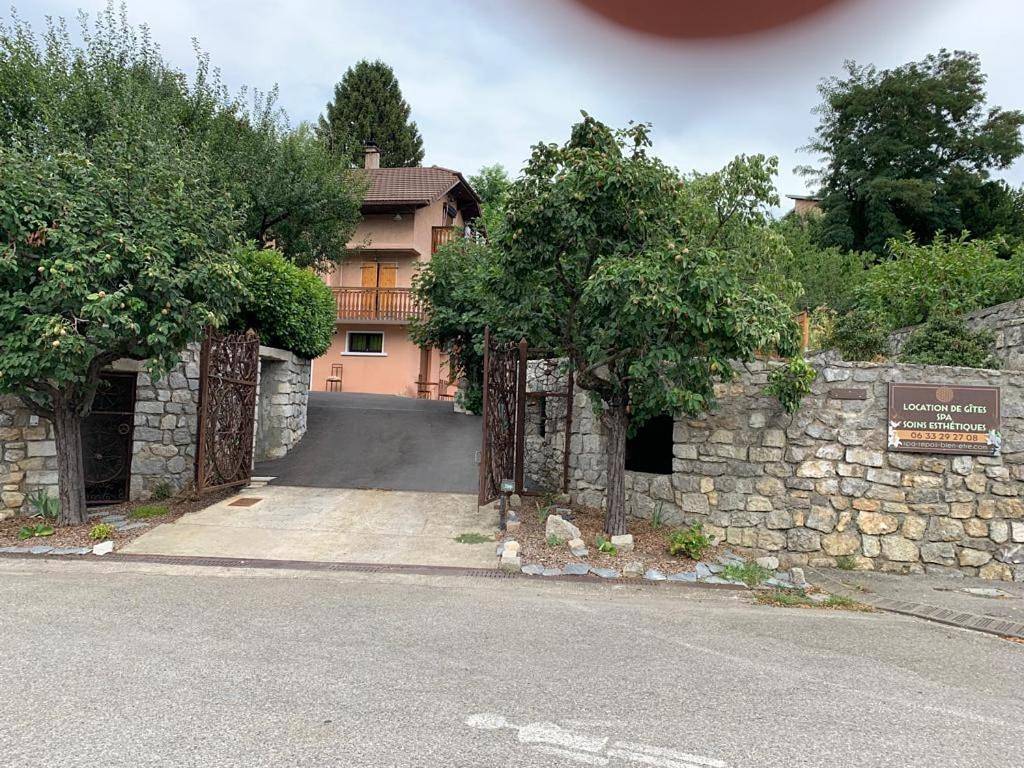 Appartement entier, Superior Apartment with Spa, Hammam and Sauna in Voglans, Région de Chambéry