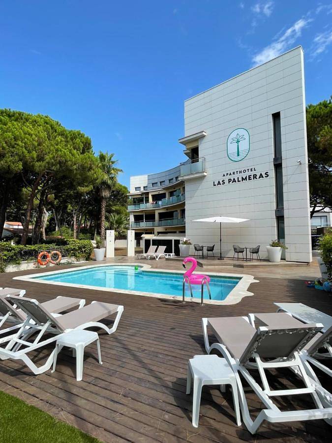 Apartahotel para 4 personas, con Balcón y Terraza además de Jardín y Piscina en Casteldefels