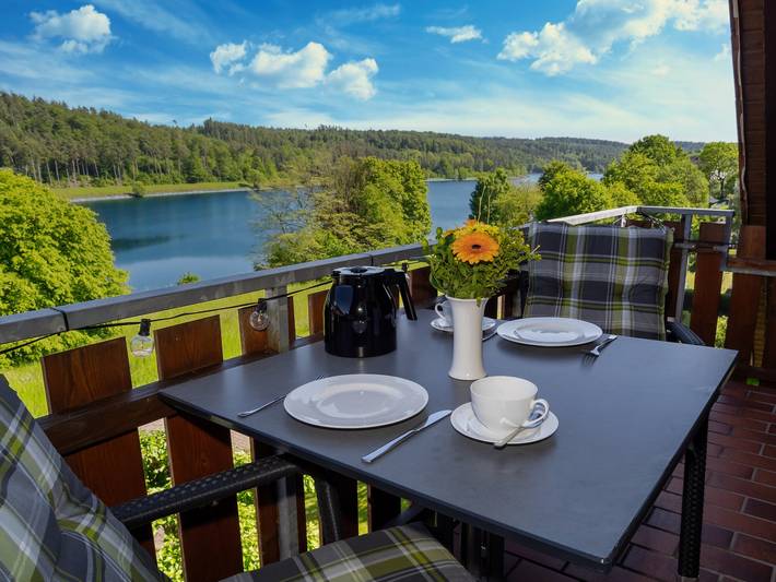 Ferienwohnung für 3 Personen, mit Balkon und Seeblick