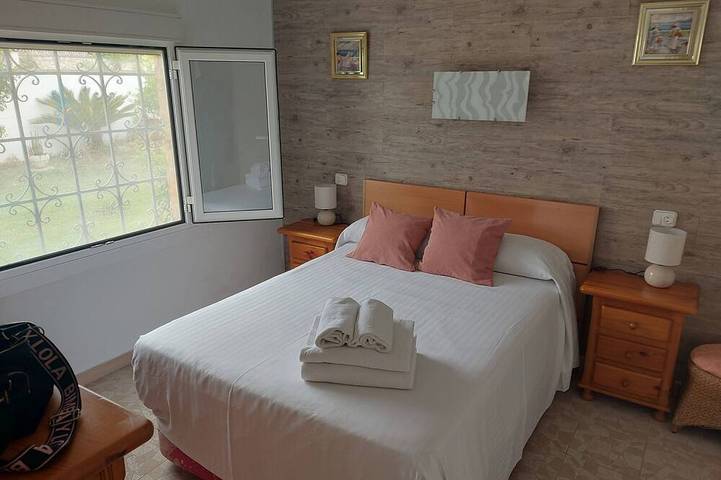 Hübsche ebenerdige Villa zwischen Meer und Wald mit kostenlosem WIFI. in l'Escala, Oberampurien