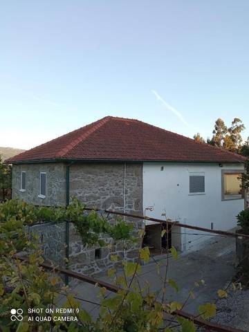Maison de campagne pour 5 personnes, avec jardin ainsi que piscine et vue, animaux acceptés dans Paredes de Coura