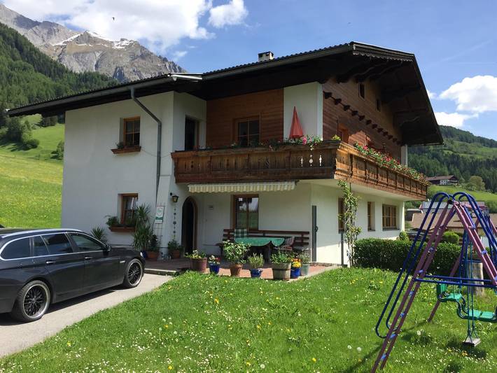 Ferienwohnung für 2 Personen, mit Balkon und Terrasse sowie Garten in Virgen