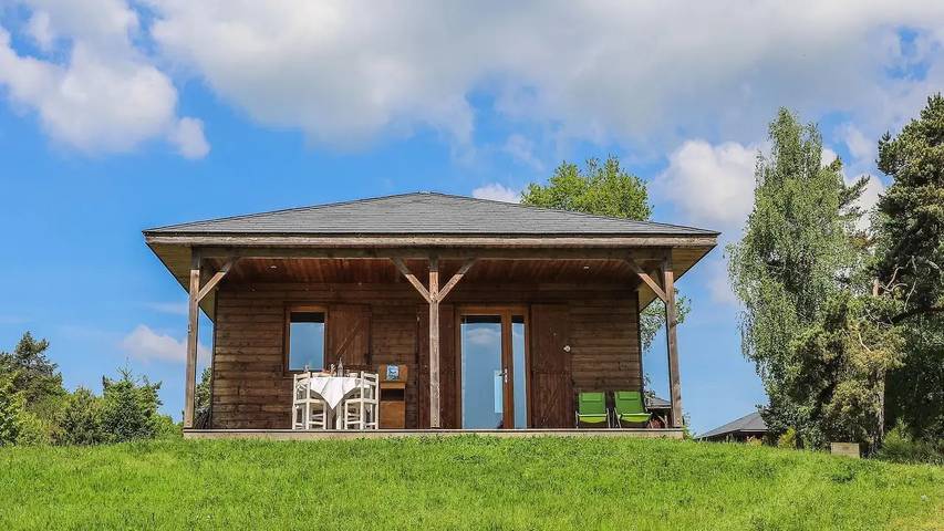 Location de vacances pour 7 personnes, avec piscine ainsi que sauna et terrasse, animaux acceptés à Meyrignac-l'Église