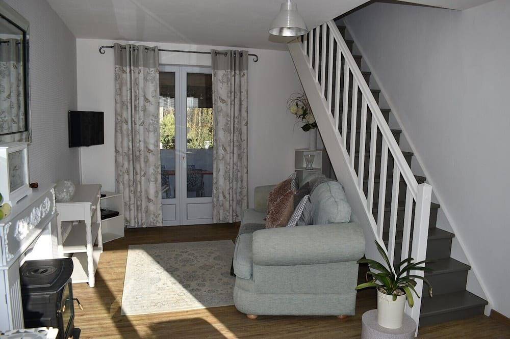 Charming and Fully Refurbished 2 Bedroom Gite on the Charente/Dordogne Border in Édon, Charente