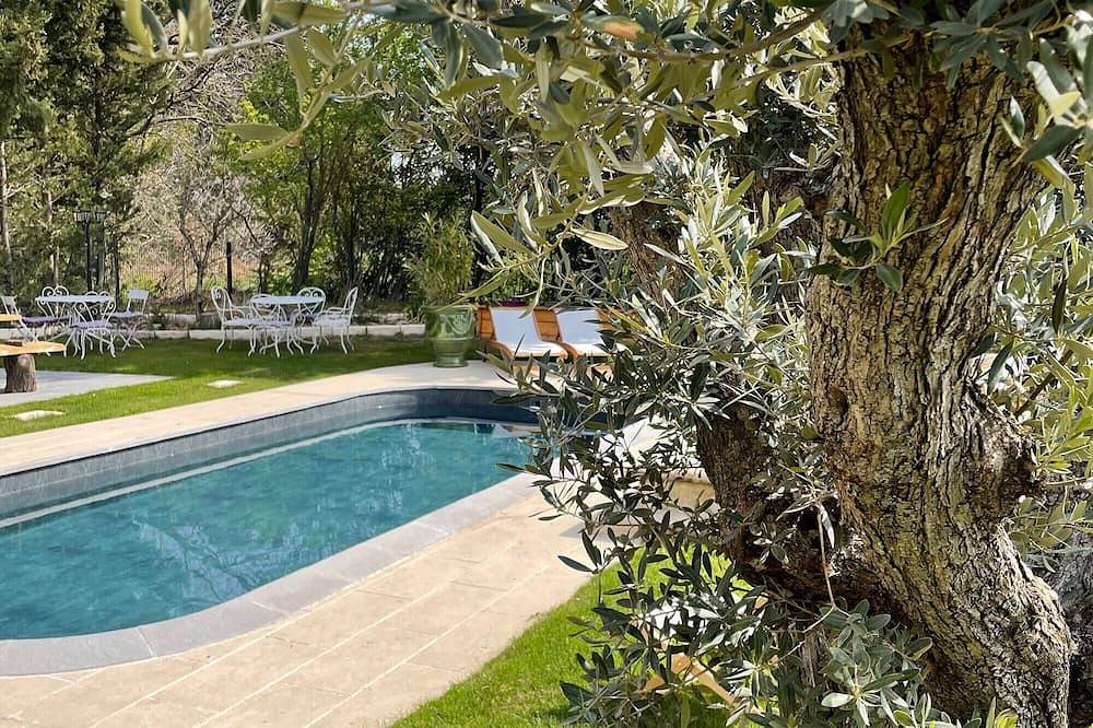 Entire apartment, Mas de la Sacristière Avignon in Jonquerettes, Vaucluse