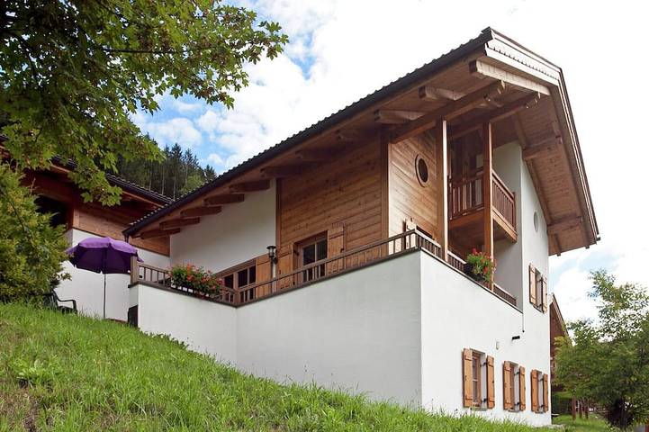 Ferienhaus für 12 Personen, mit Balkon und Pool