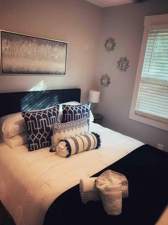 Cozy Blue Bungalow Walk Downtown! Free parking! in Wilmington, New Hanover County