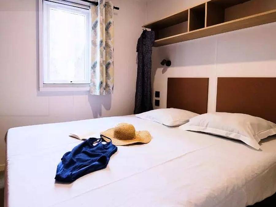 Camping Domaine des Chênes Blancs Pausado - Mobilhome 6 personas - Premium 4 Habitaciones 6 Personas Aire Acondicionado + Tv in Saint-Saturnin-lès-Apt, Parque natural regional del Luberon