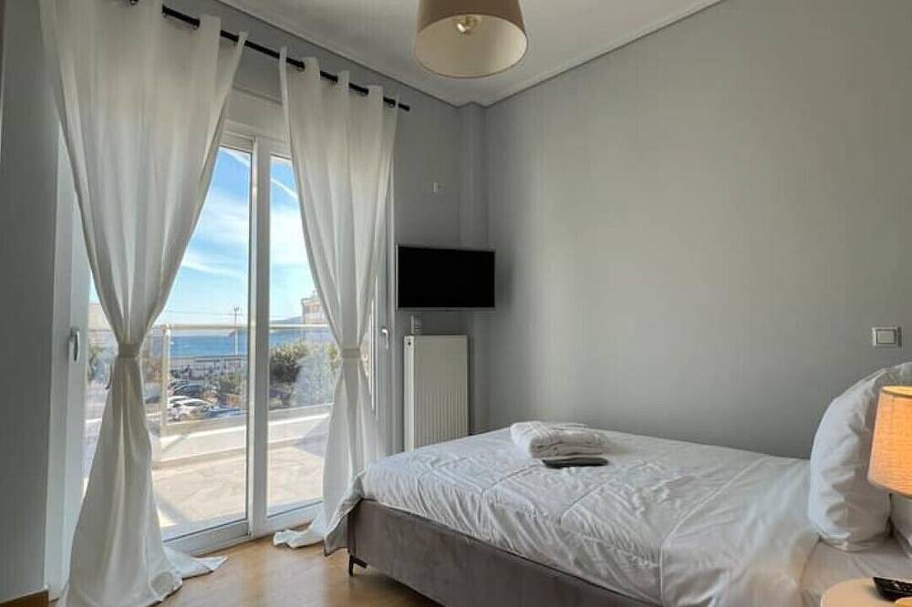 Allure Villa, beachfront, featuring a gym, sauna, and jacuzzi in Porto Rafti, Markopoulo-Mesogaia