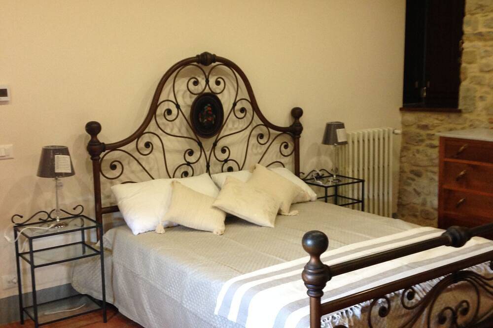 \"Da Paolino\" Villa with sauna and private pool in an ancient hamlet in Castel San Niccolò, Casentino