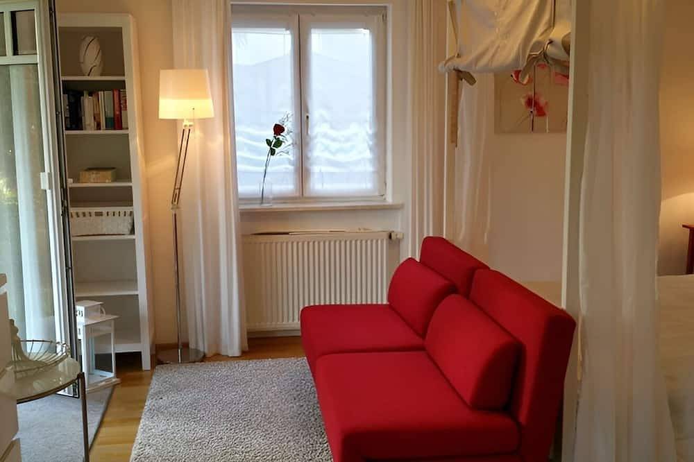 Ganze Wohnung, Romantische Ferienwohnung am Starnberger See mit Terrasse + Teich, Nähe München in Feldafing, Starnberger See