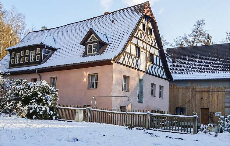 Ganze Ferienwohnung, Gemütliche Wohnung mit Parkplatz und Terrasse in Weißenbrunn, Oberfranken