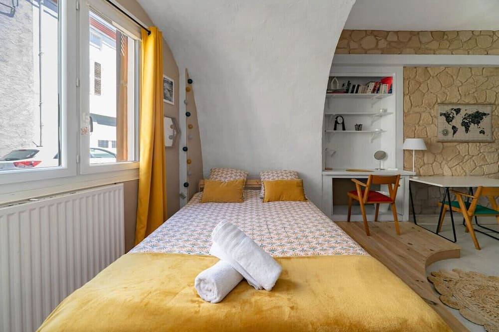 Entire apartment, Le Studio des Moulins in the heart of town in Cusset, Vichy region