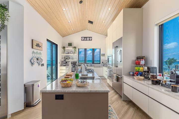 Vacation rental for 40 people, with yard and hot tub as well as sauna, with pets in Hutchinson Island