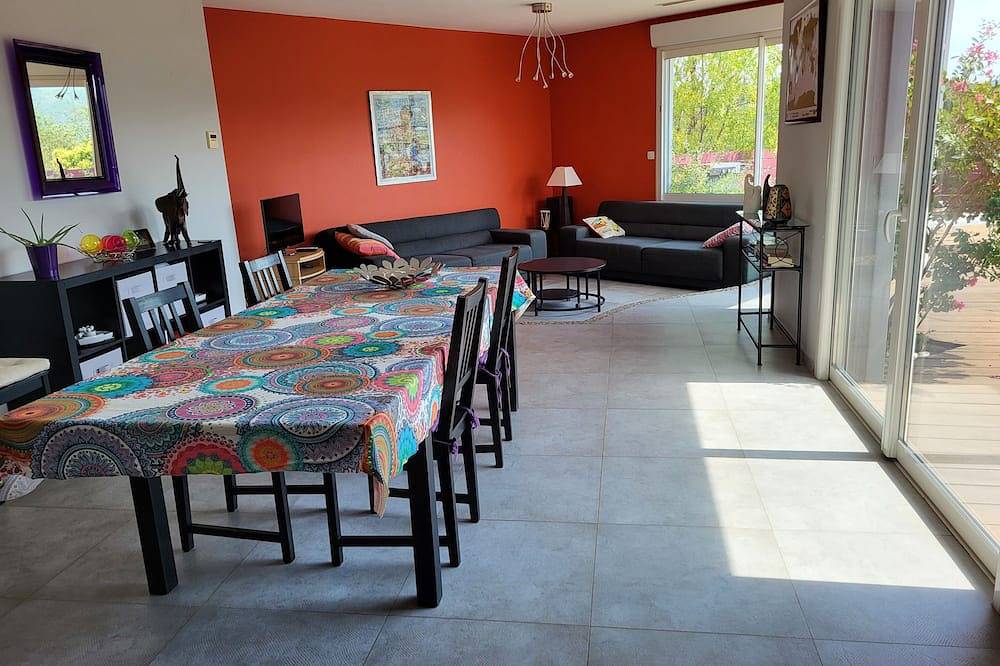 Villa climatisée piscine terrasse, parking, toit solaire et  borne recharge . in Hérépian, Région de Béziers