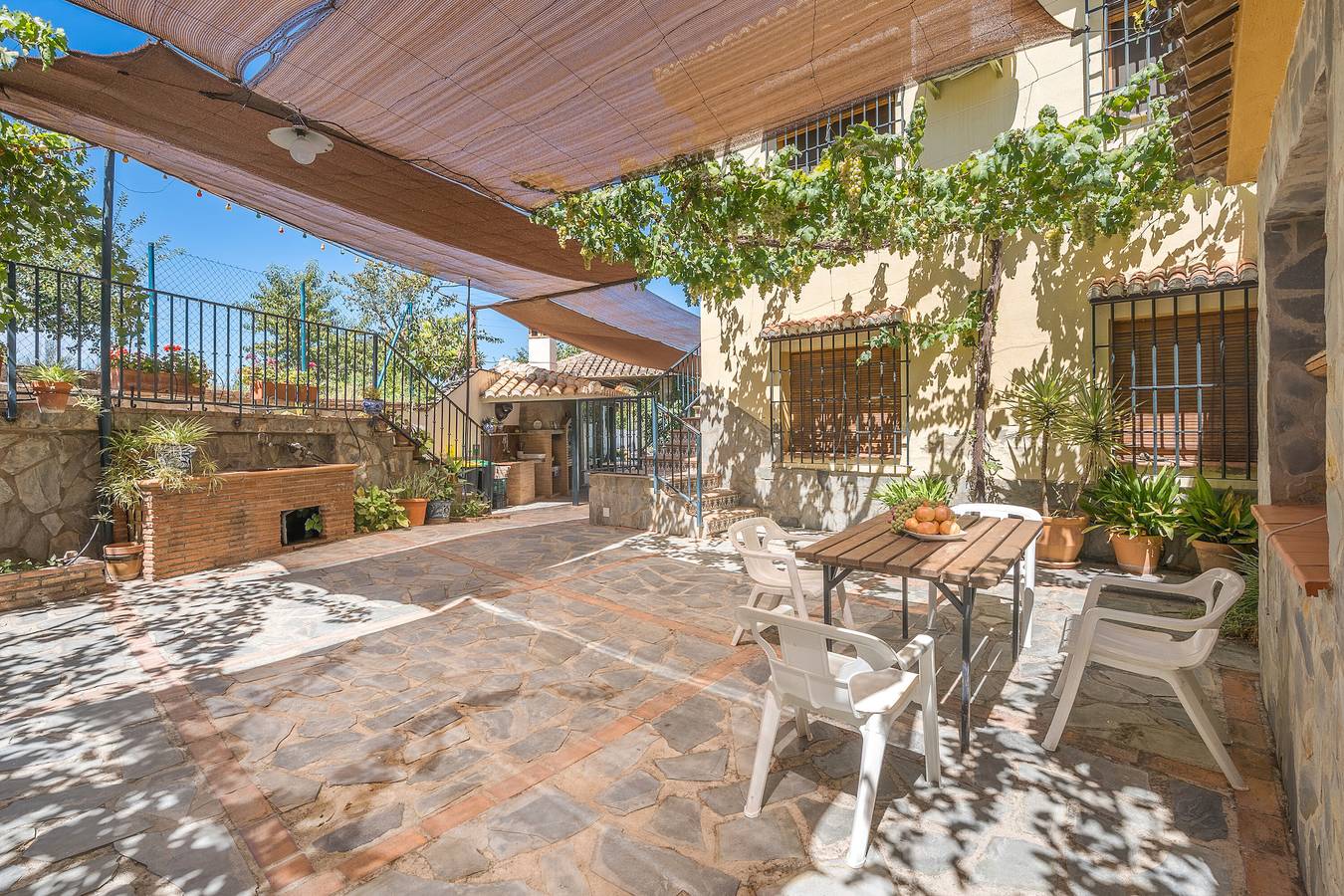Country House 'Roque' with Mountain View, Wi-Fi and Air Conditioning in Surroundings of Sierra Nevada, Monachil