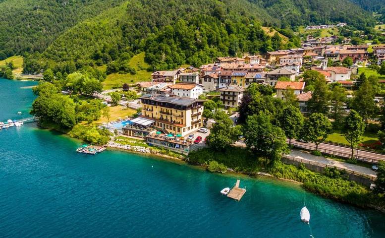 Hotel für 2 Personen, mit Balkon und Whirlpool sowie Terrasse und Pool in Mezzolago