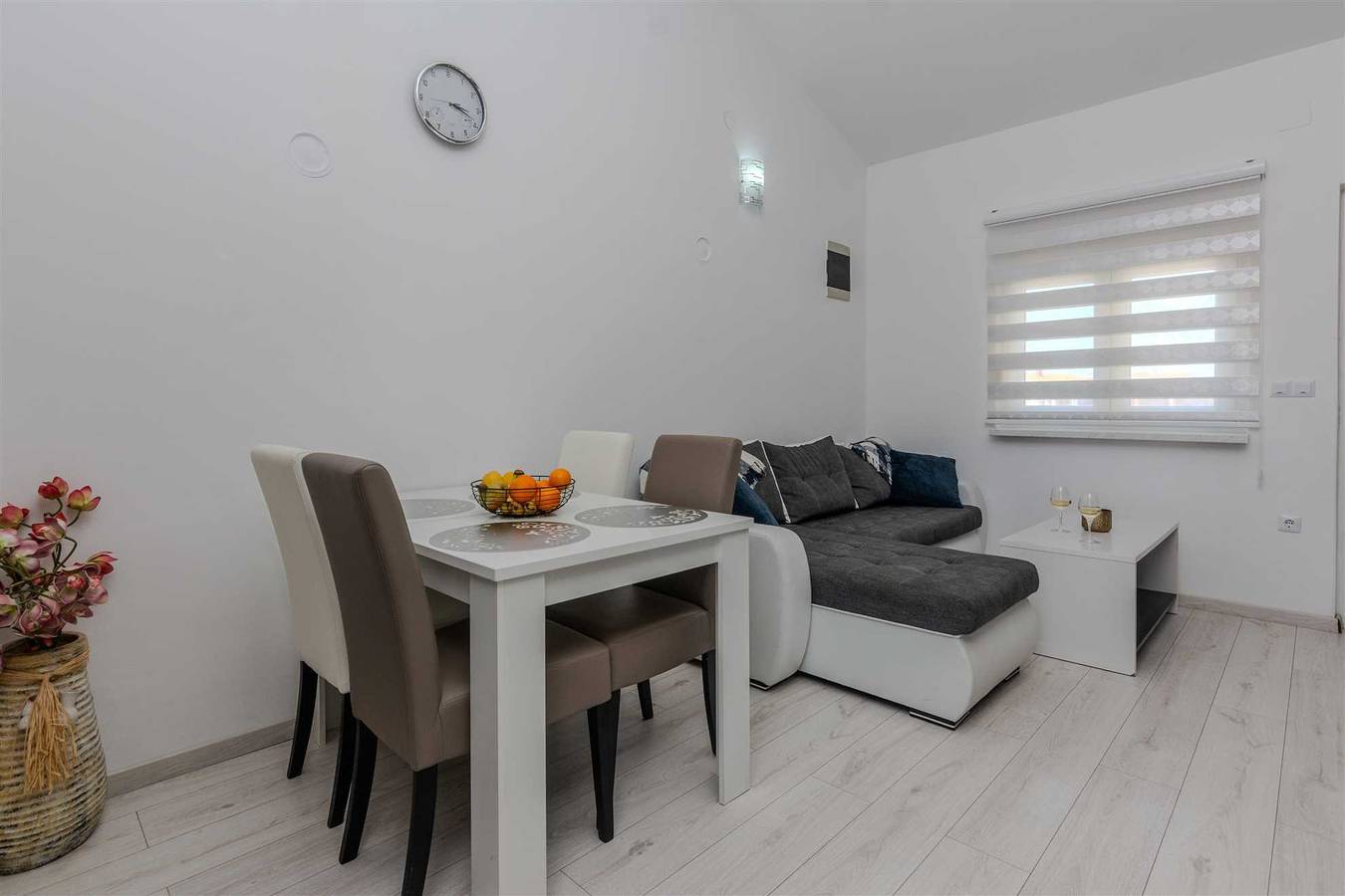 Ganze Wohnung, Moderne Fewo nur 30 m vom Strand | für 4-6 Personen | Klimaanlage, Sat Tv, Wlan in Vir