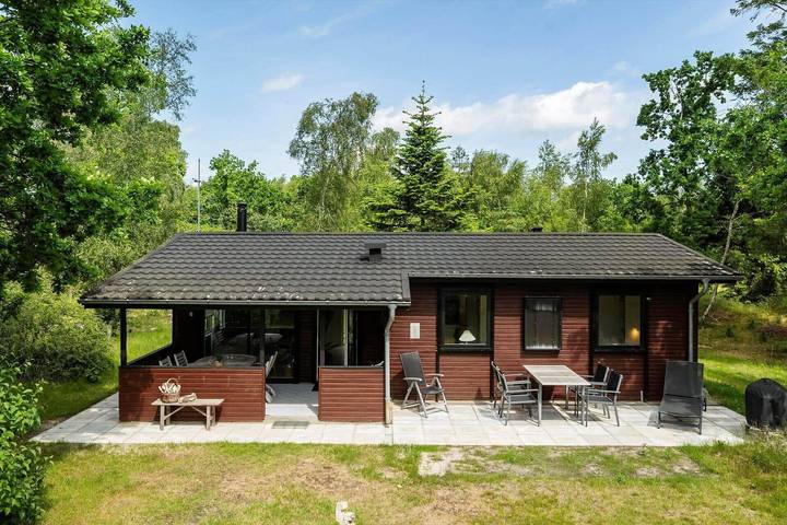 Ferieudlejning for 4 personer, med terrasse i Helberskov