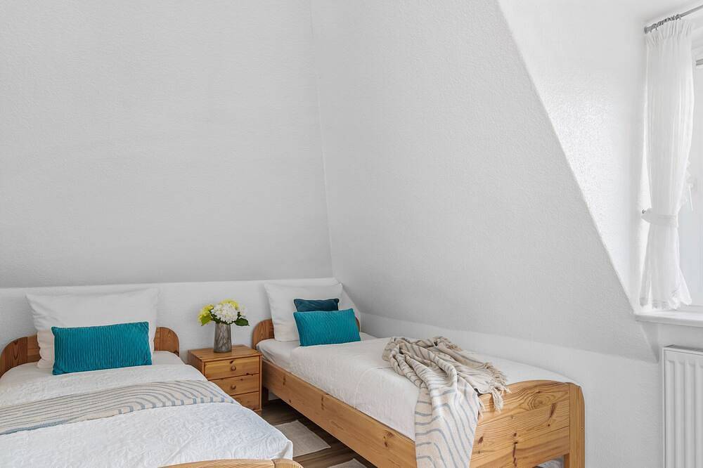 Ganze Wohnung, Rose - 2-R- Fewo für 3 Personen mit Balkon im 1. Og in Büsum, Dithmarschen